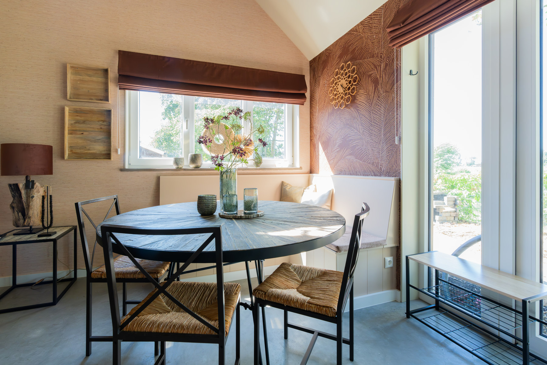 Eethoek van Terra Retreat met veel daglicht
